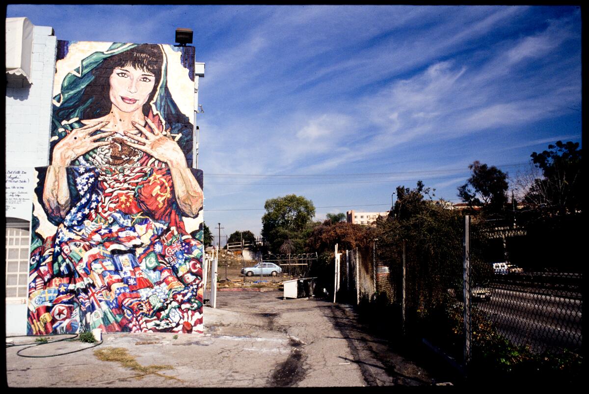 Mujer del Este de Los Angeles, photographed by Robin Dunitz
